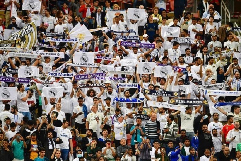 Fan Real Madrid cổ vũ nhiệt tình trên sân đấu